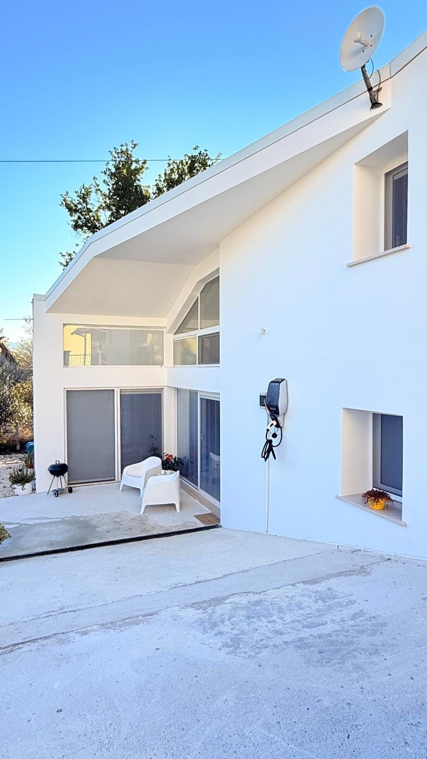 Property building, Day, Balcony/Terrace