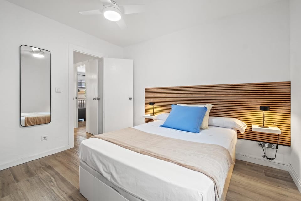 Photo of the whole room, Bedroom, wardrobe