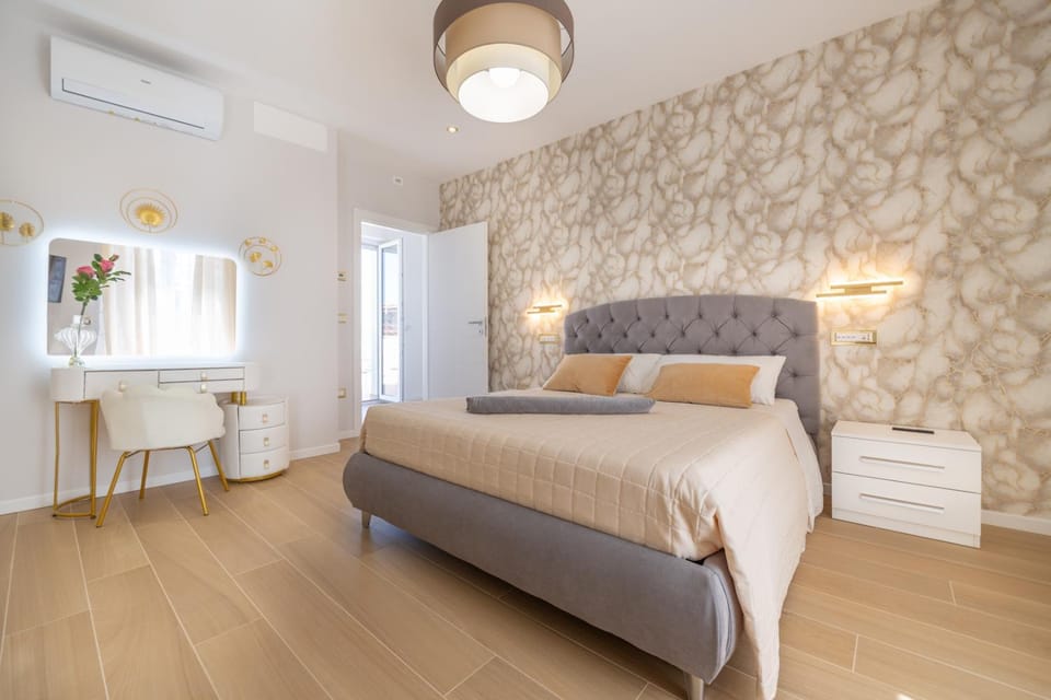 Bed, Photo of the whole room, Bedroom, air conditioner