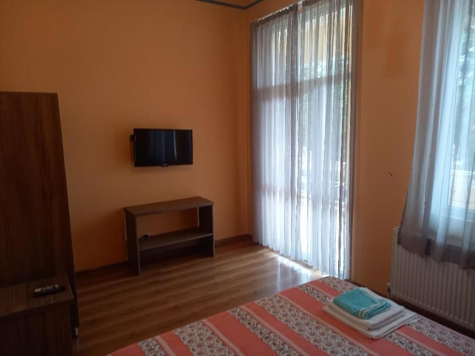 Bed, TV and multimedia, Photo of the whole room, wardrobe