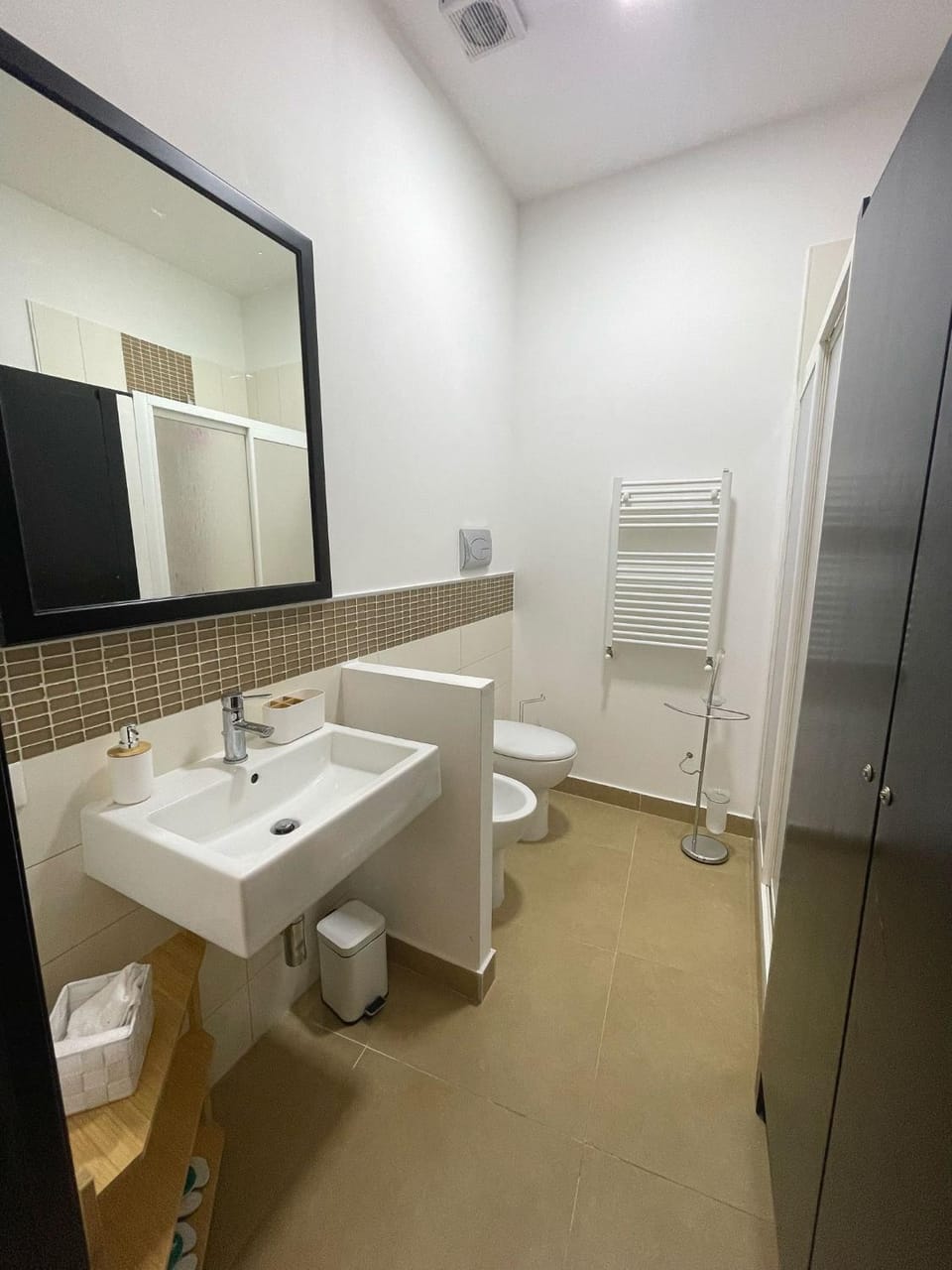 Toilet, Bathroom, towels