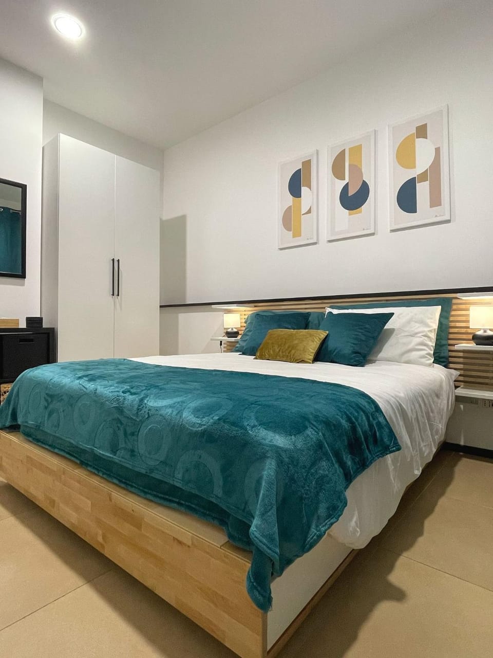 Bed, TV and multimedia, Photo of the whole room, Bedroom