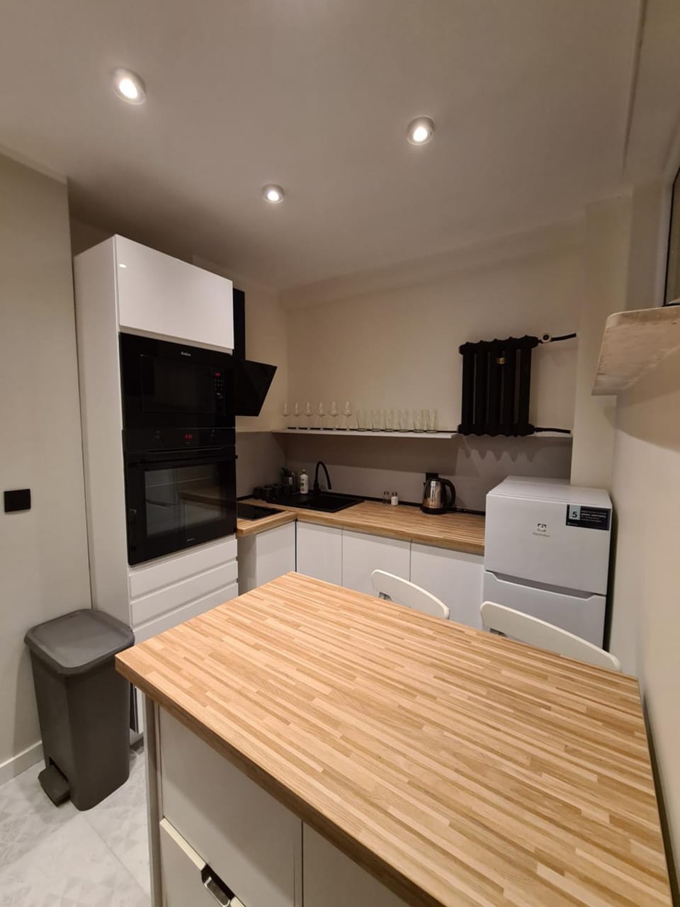 Kitchen or kitchenette, oven, stove