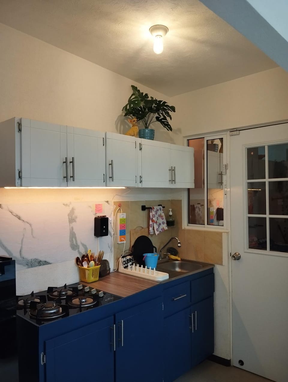 Kitchen or kitchenette, minibar, stove, toaster