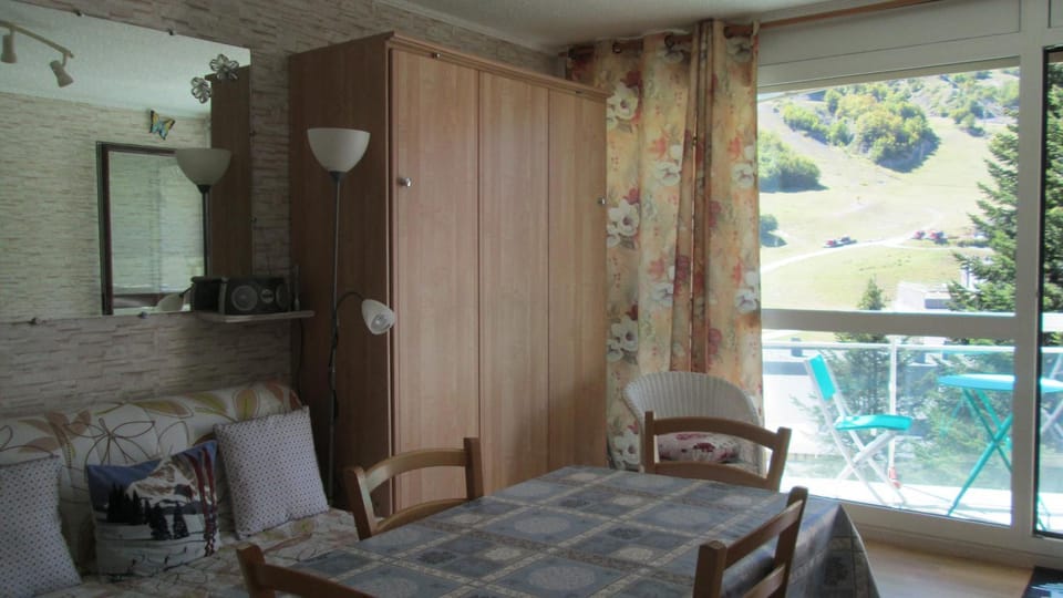 Bed, Living room