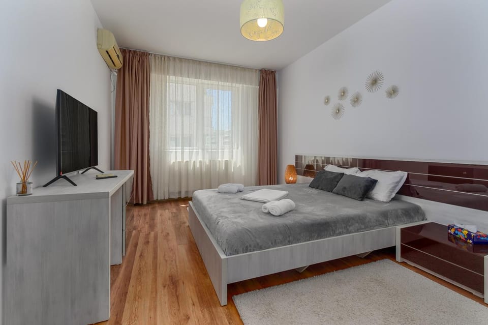 Bed, TV and multimedia, Photo of the whole room, Bedroom, towels
