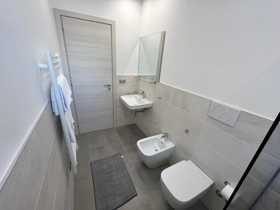 Shower, Toilet, Bathroom, bidet, towels