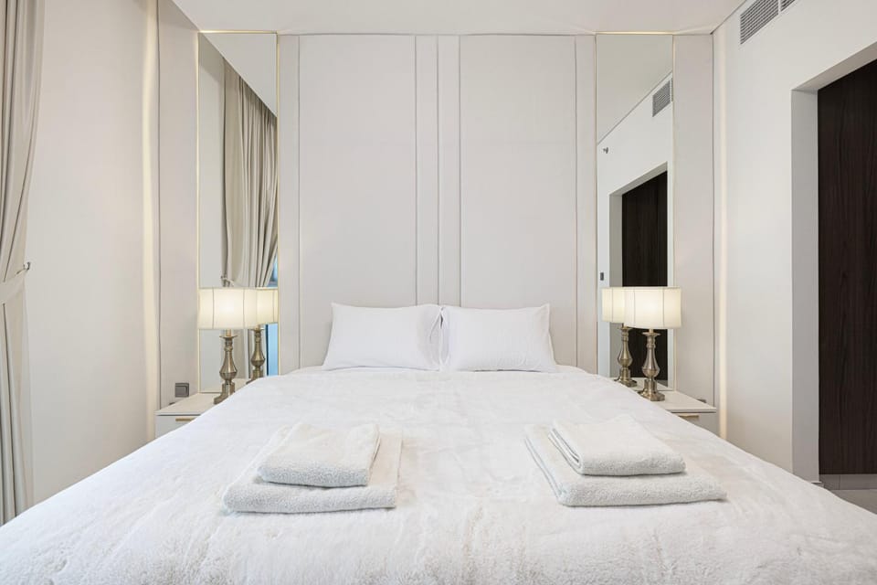 Bed, Bedroom, towels