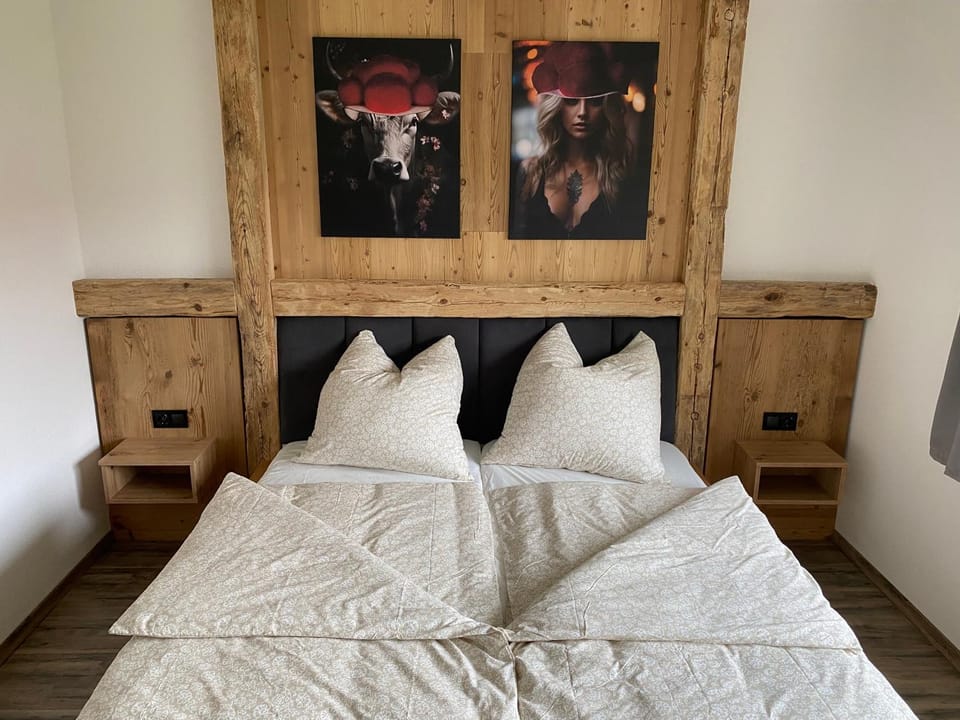 Bed, Photo of the whole room, Decorative detail, Bedroom