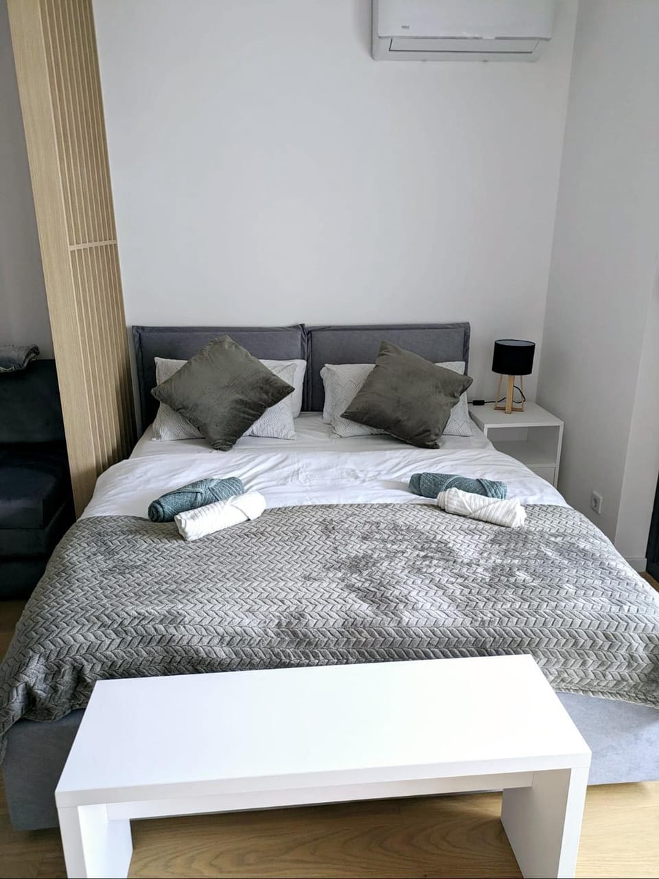 Bed, air conditioner