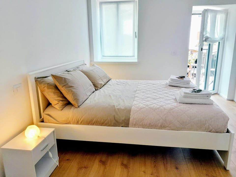 Bed, Bedroom, towels