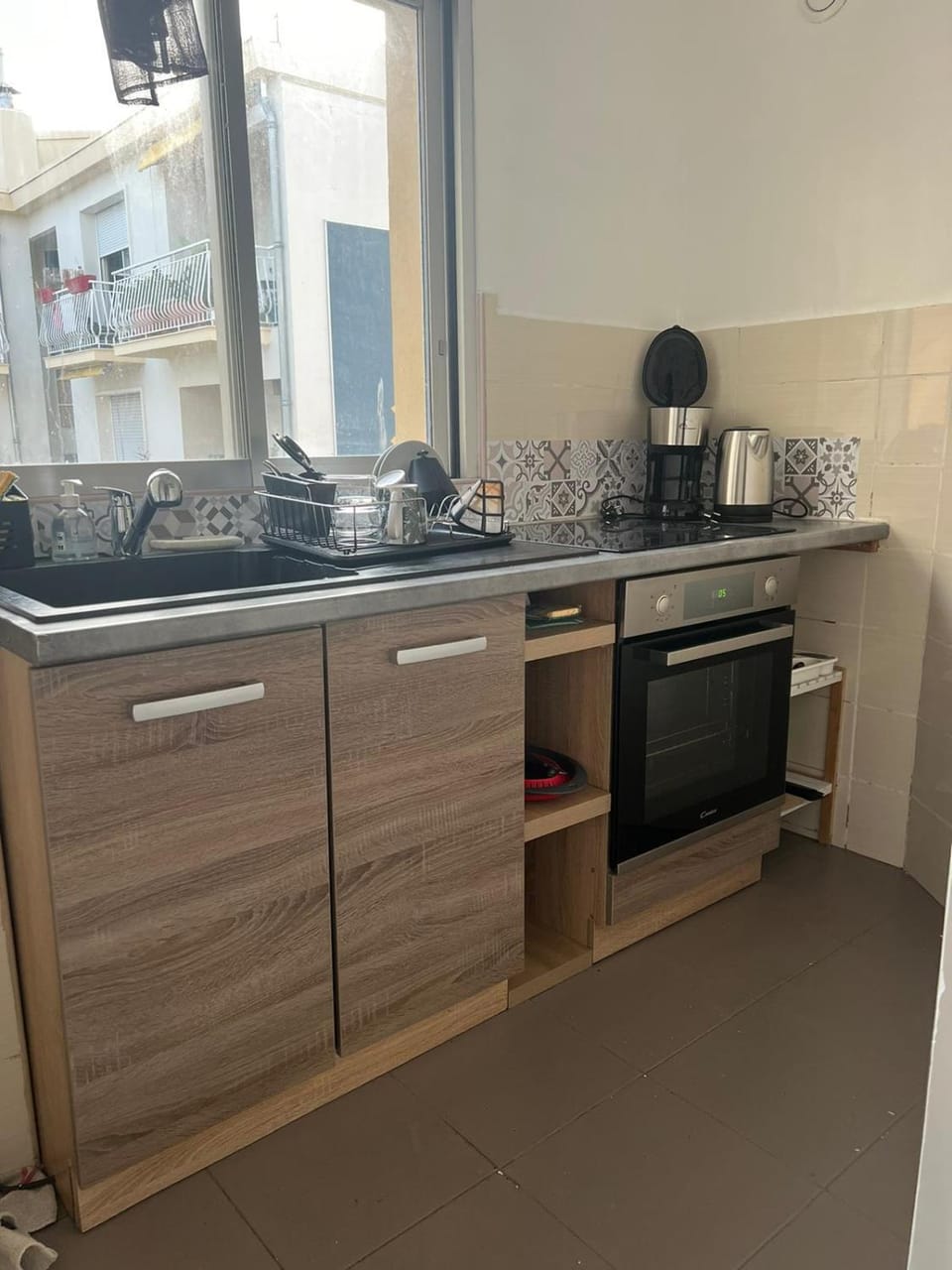 Coffee/tea facilities, Kitchen or kitchenette, stove