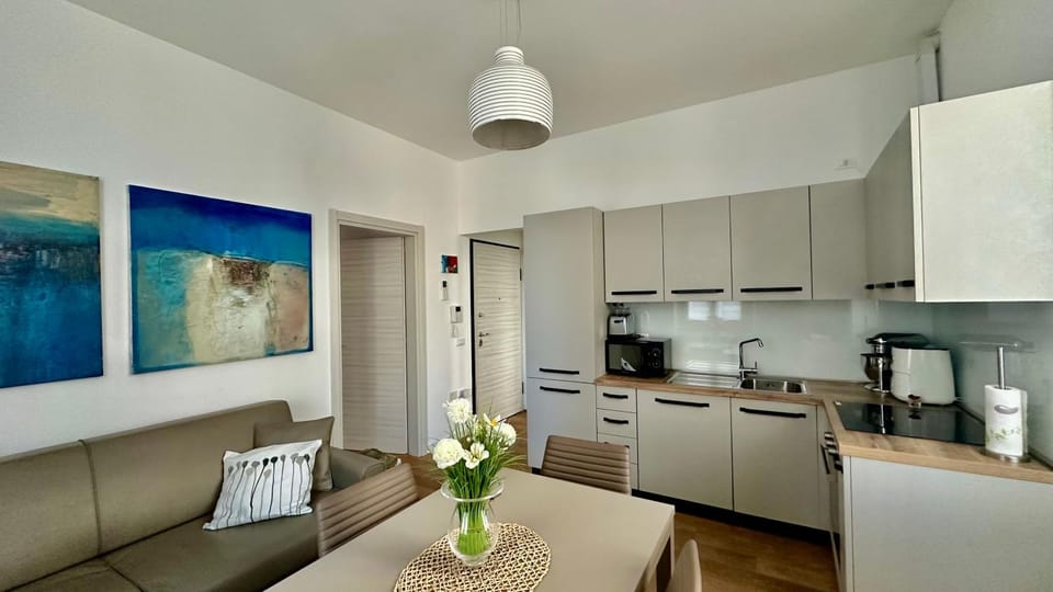 Coffee/tea facilities, Kitchen or kitchenette, Dining area, dishwasher, oven, stove, toaster