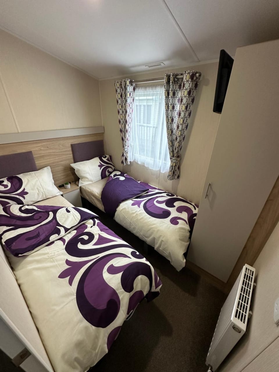 Bed, TV and multimedia, Photo of the whole room, Bedroom