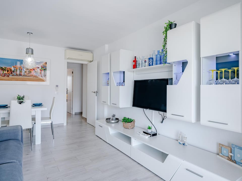 Communal lounge/ TV room, TV and multimedia, Living room, Seating area, Evening entertainment