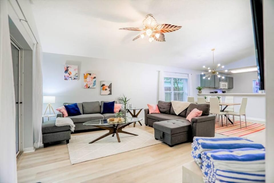 Pet-friendly 3 BR Modern Space, 5 min to Downtown House in Florida