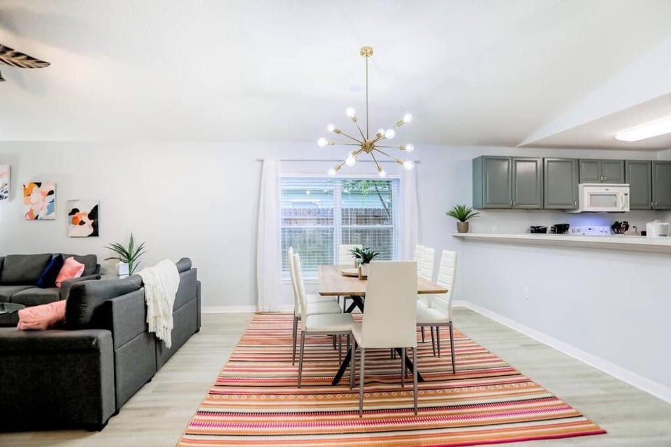 Pet-friendly 3 BR Modern Space, 5 min to Downtown House in Florida