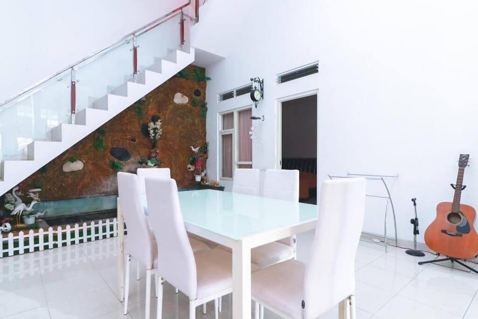 Villa El Nina 3 Bedrooms with Rooftop Villa in Batu
