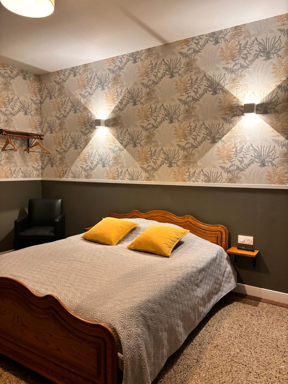 Nearby landmark, Communal lounge/ TV room, Bed, TV and multimedia, Bedroom, Inner courtyard view, acessibility