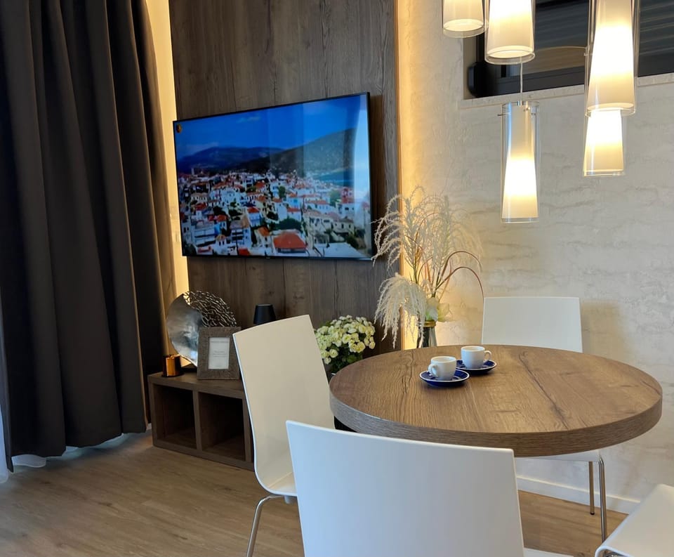 TV and multimedia, Seating area, Dining area