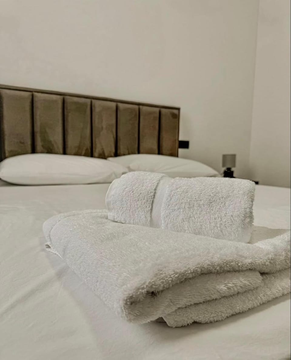 Bed, Bedroom, towels