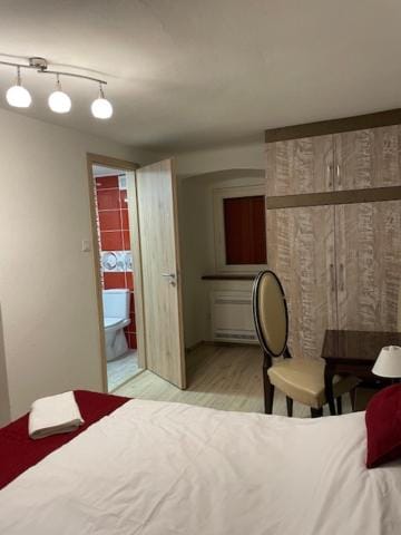 Bed, Photo of the whole room, Seating area, Bedroom, wardrobe