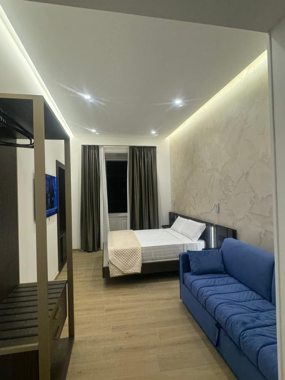 Bed, TV and multimedia, Photo of the whole room