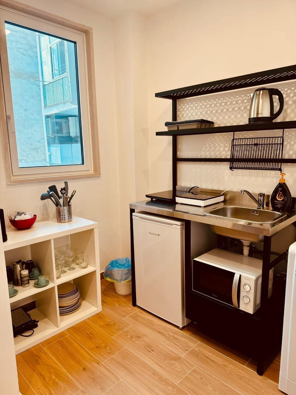 Kitchen or kitchenette, microwave, stove