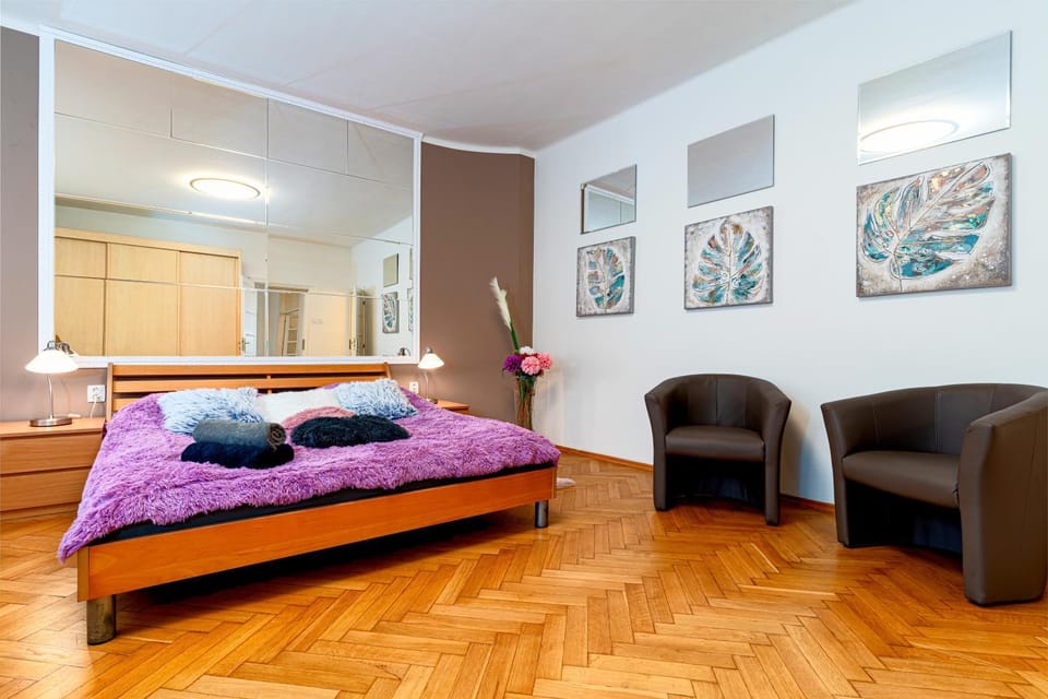 Bed, Living room, Photo of the whole room, Seating area, Bedroom