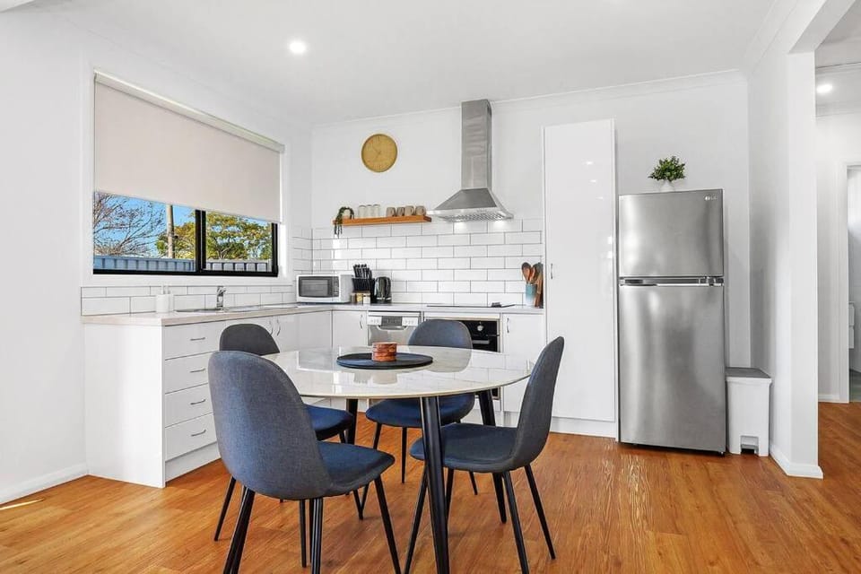 Nth Central 3BR - Split Systems throughout & Wifi House in Shepparton