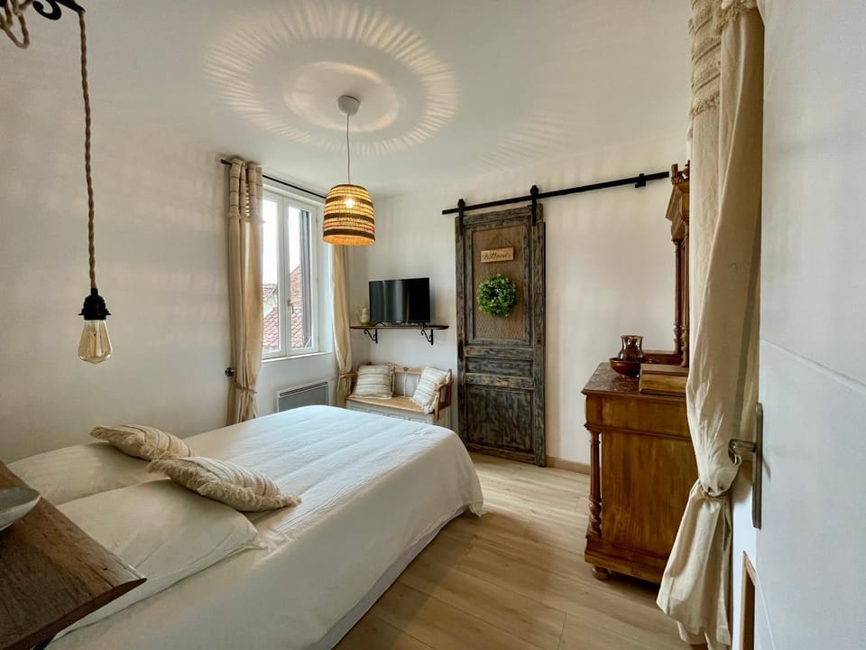 Bed, Photo of the whole room