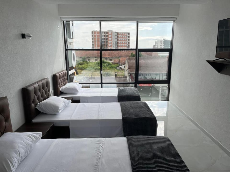 Bed, Photo of the whole room, Evening entertainment, Bedroom, Street view
