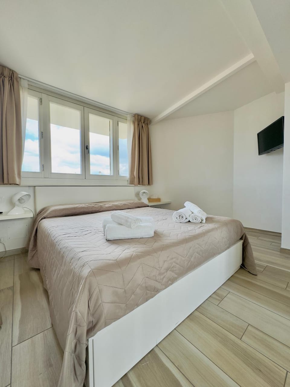 Bed, TV and multimedia, Bedroom, towels