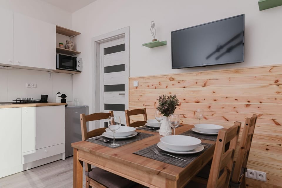 TV and multimedia, Kitchen or kitchenette, Dining area, stove