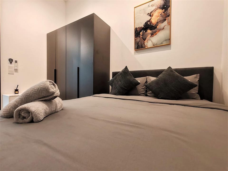 Bed, Photo of the whole room, Bedroom