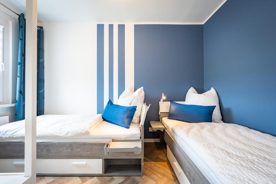 Bed, Photo of the whole room, Decorative detail, Decorative detail, Bedroom
