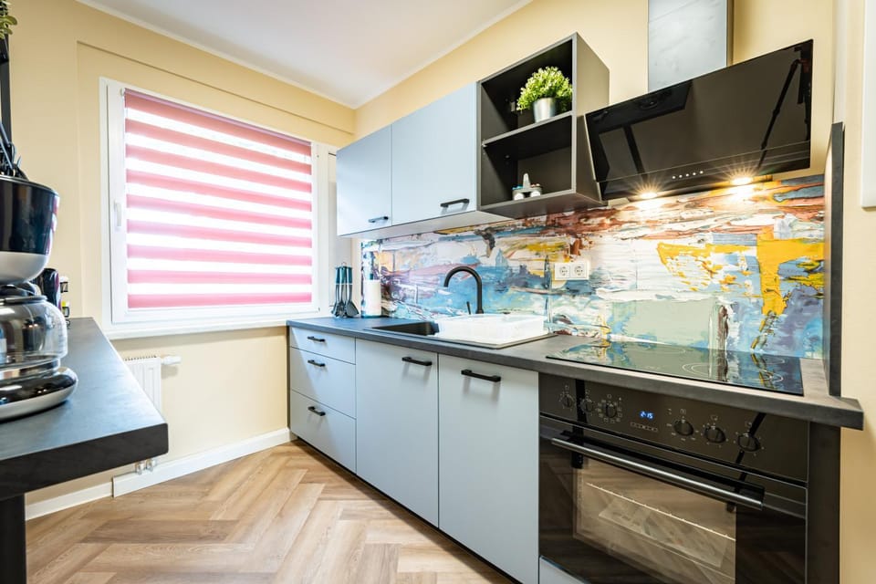 Coffee/tea facilities, Kitchen or kitchenette, dishwasher, oven, stove
