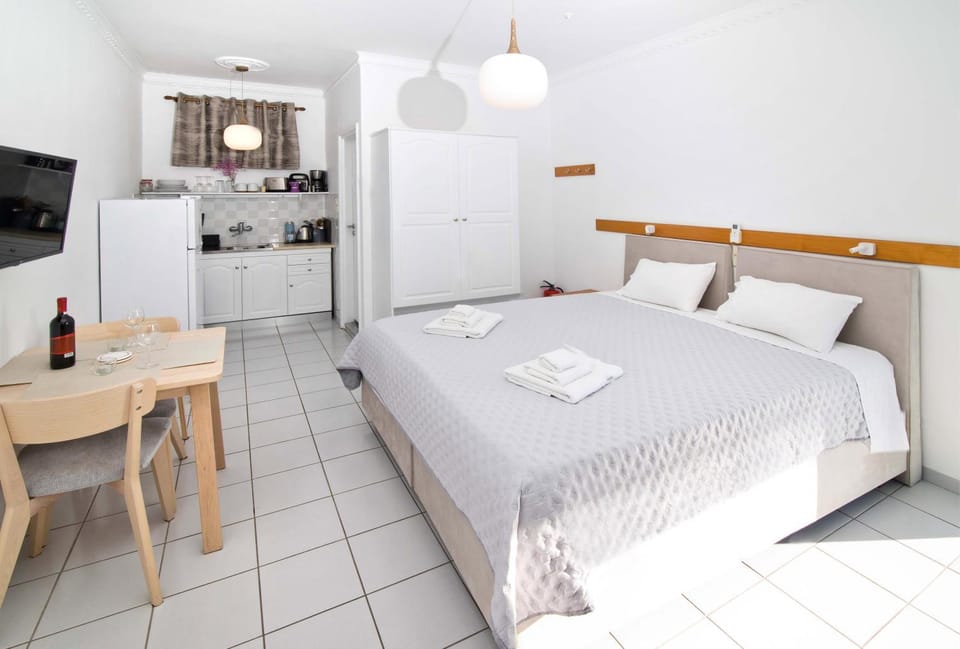 Bed, TV and multimedia, Kitchen or kitchenette, Photo of the whole room, Dining area, Bedroom, stove, towels, wardrobe