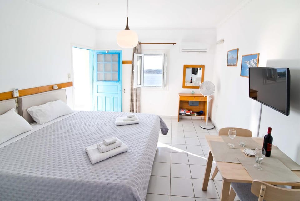 Bed, TV and multimedia, Photo of the whole room, Dining area, Bedroom