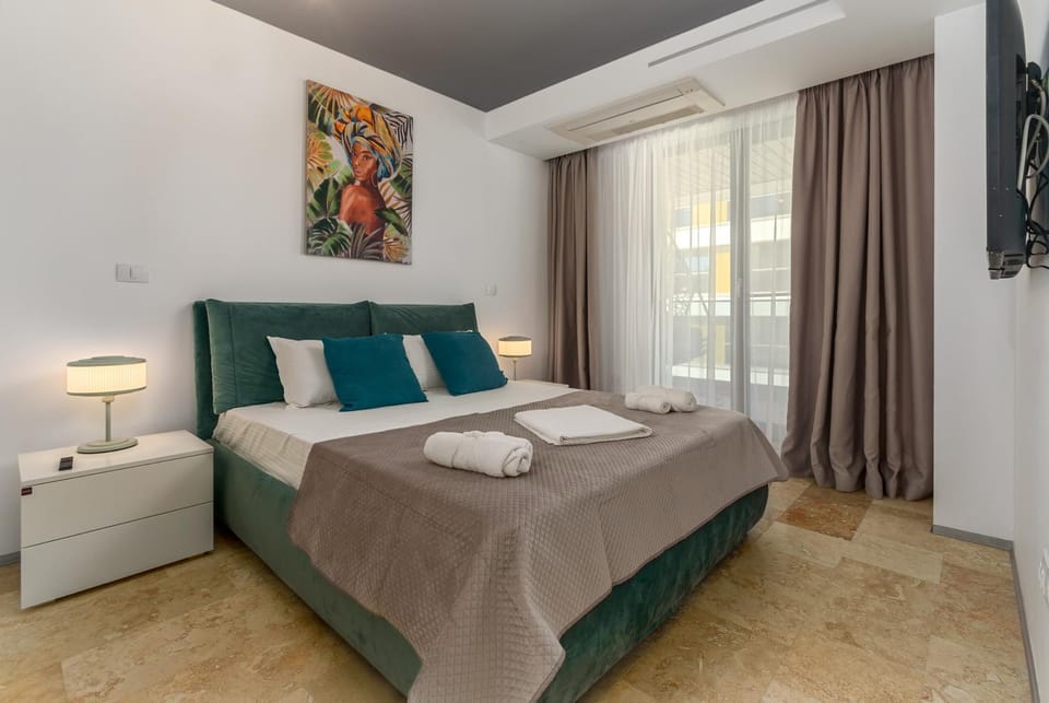 Bed, TV and multimedia, Photo of the whole room, Bedroom, towels