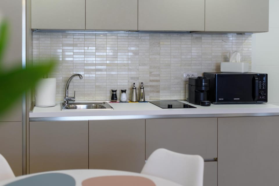 Coffee/tea facilities, Kitchen or kitchenette, oven, stove