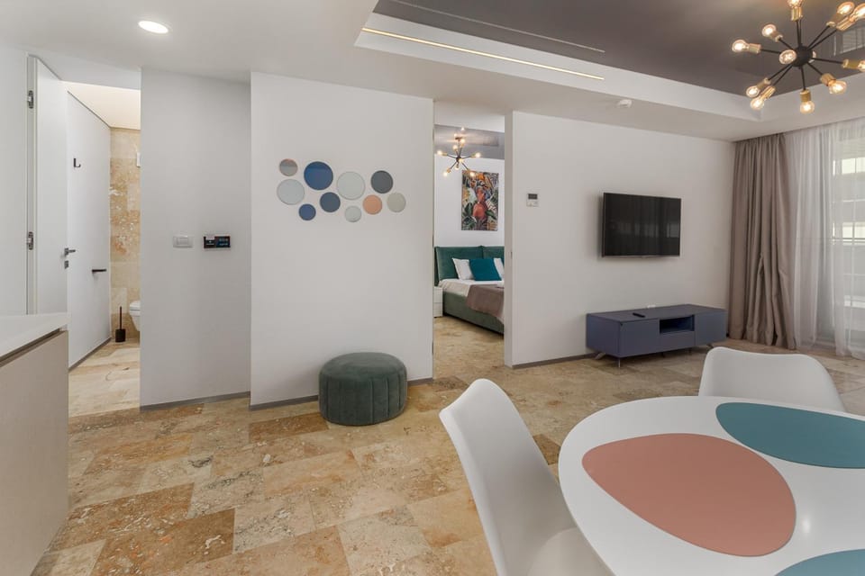 Bed, Bathroom, TV and multimedia, Living room, Photo of the whole room, Bedroom