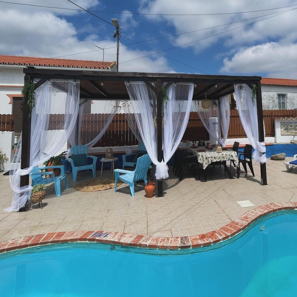 Patio, Off site, Day, Dining area, Pool view, Swimming pool, sunbed