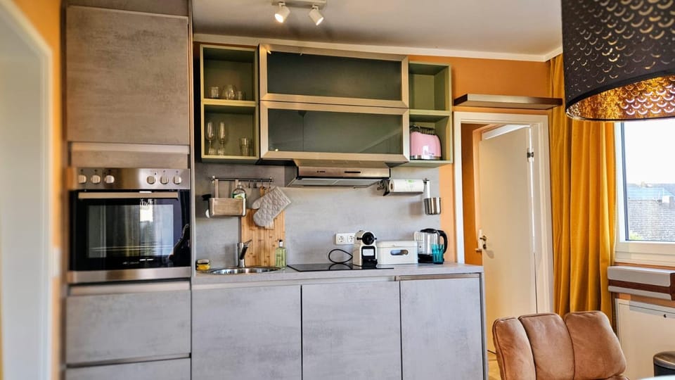 Coffee/tea facilities, Kitchen or kitchenette, dishwasher, oven, stove, toaster