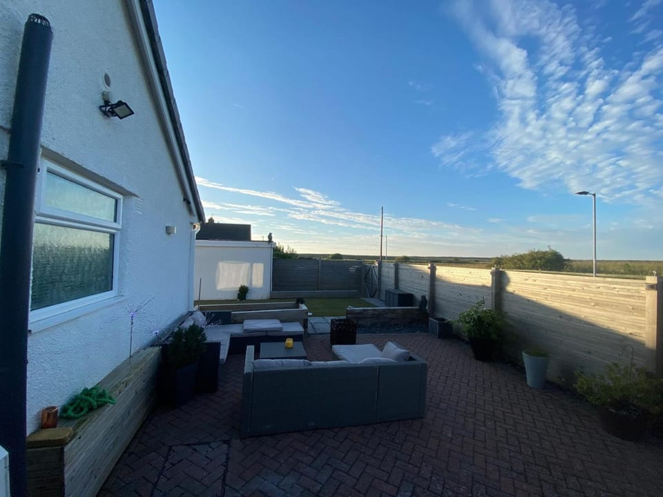 Prestatyn 2-Bed Bungalow Sleeps 5 with Hot Tub House in Prestatyn