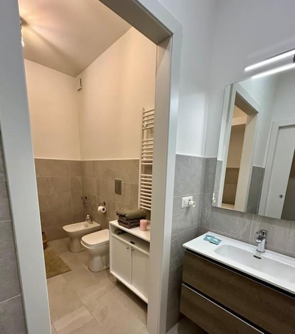Toilet, Bathroom, bidet, towels
