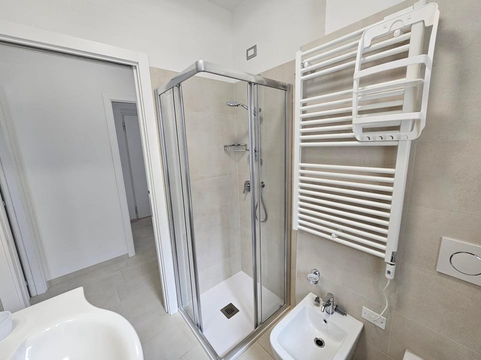 Shower, Toilet, Bathroom, towels