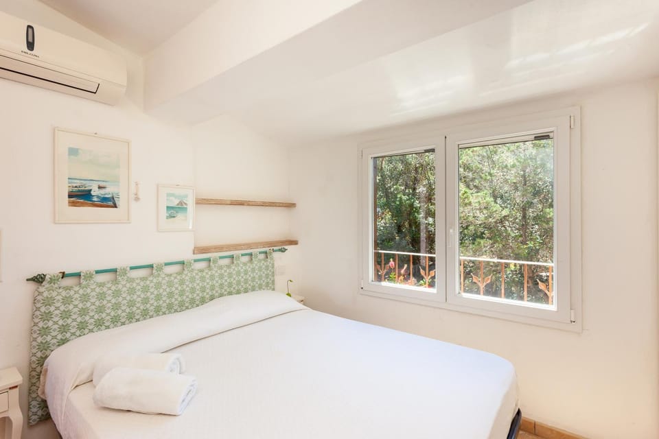 Bed, Photo of the whole room, Bedroom, air conditioner