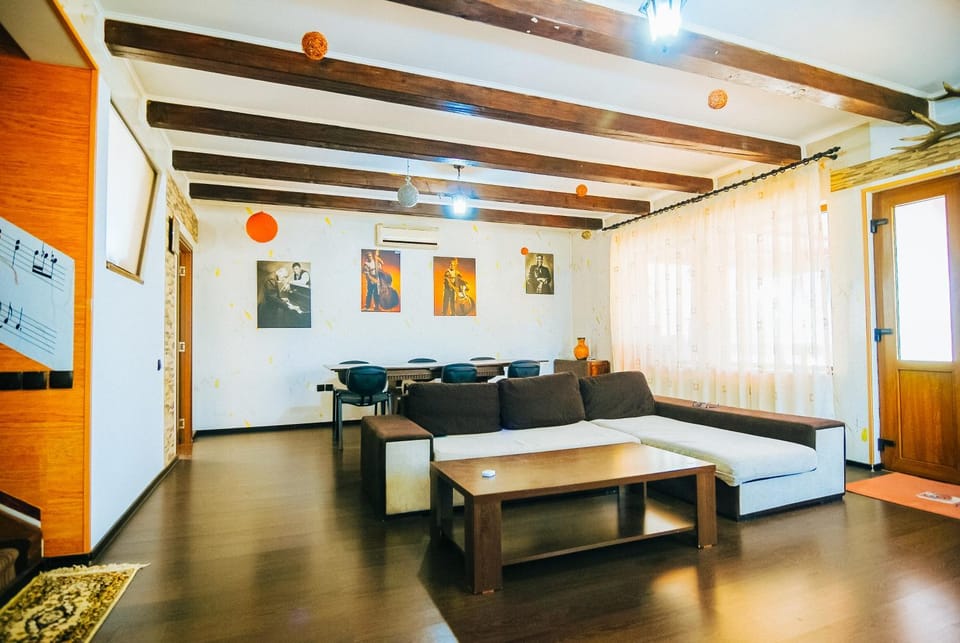 Communal lounge/ TV room, Living room, Seating area