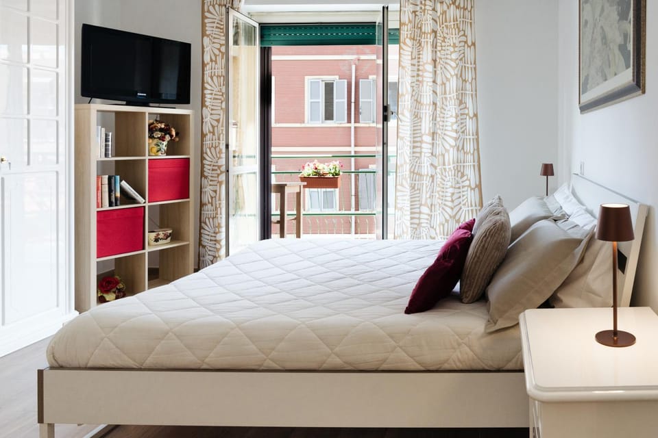 TV and multimedia, Photo of the whole room, Seating area, Bedroom